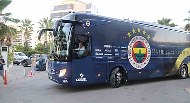 Fenerbahçe, Alanya'da meşale ve çiçeklerle karşılandı