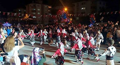 Festivalin gözdesi Yıldızlar folklor ekibi oldu