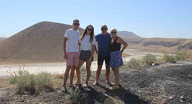 Fransız turistler Meke Gölü'nde kamp yapıp düğüne katıldı