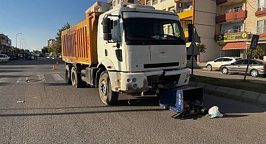 Freni boşalan kamyon araçların arasına daldı