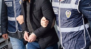 Gasp etmek istediği kişi polis çıkınca baltayı taşa vurdu