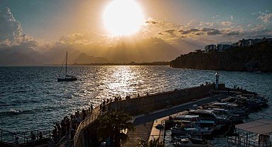 Günün her saati farklı manzara sunuyor, turistleri kendine hayran bırakıyor