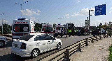 Halk otobüsüyle otomobil çarpıştı, 3 yolcu yaralandı