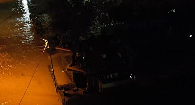 Halkalı Gümrüğü'nde mahsur kalanlar binaların çatısında kurtarılmayı bekledi