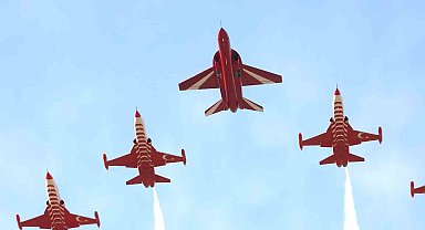 HÜRJET, Türk Yıldızları ile birlikte kol uçuşu yaptı