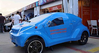 İEÜ'lü öğrencilerin geliştirdiği elektrikli otomobil TEKNOFEST'te tanıtıldı
