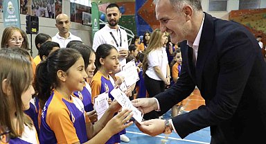 İnegöl Belediyesi Yaz Okulları'nda öğrenciler sertifikalarını aldı
