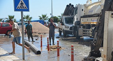 İnşaat kepçesi operatörü ana su borusunu patlattı, caddeyi su bastı