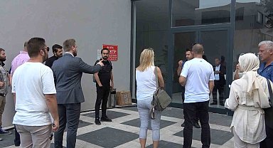 İş merkezinde 83 ofise elektrik şoku...14 katı yürüyerek çıkıyorlar