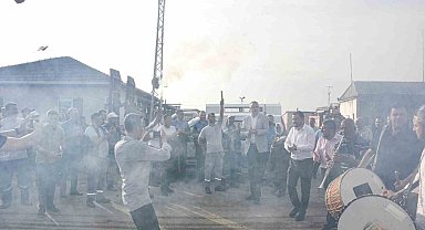 İşçiler zam kararını davul zurna ile kutladı