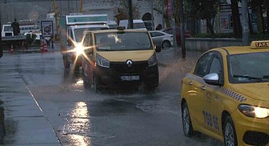 İstanbul Anadolu Yakası'nda sağanak yağış başladı