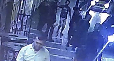 İstanbul'da aklı almaz olay kamerada: Kovulunca müşterilerin üstüne tiner attı