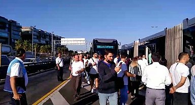 İstanbul'da metrobüs arıza yaptı, yolcular yürümek zorunda kaldı