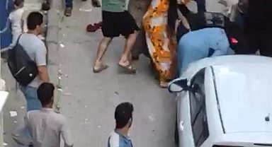 İstanbul'da satırlı ve sopalı meydan kavgası kamerada: Kadını yerde sürükleyip dövdüler