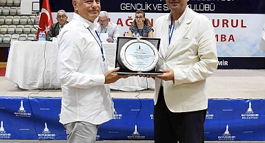 İzmir Büyükşehir Belediyesi Gençlik ve Spor Kulübü'nde bayrak değişimi
