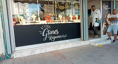 İzmir'de güpegündüz silahlı kuyumcu soygunu kamerada