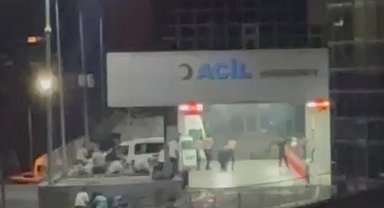 İzmir'de husumetliler acilin önünde çatıştı
