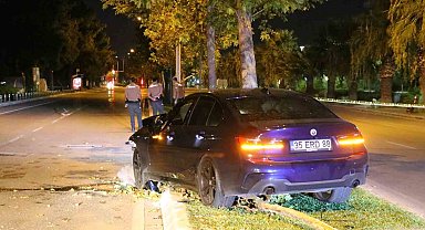 İzmir'de otomobille çarpışan motokurye hayatını kaybetti