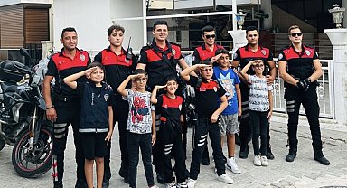 İzmir'de renkli görüntüler: Çevirme yapan miniklere polisten sürpriz