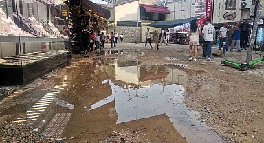 İzmir'i sağanak vurdu: Cadde ve sokaklar göle döndü