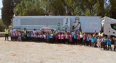 Jandarma Mobil Eğitim TIR'ı okullarda