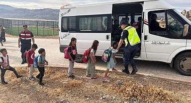 Jandarma ve polis ekipleri öğrencilerin okullarına güvenli gitmelerini sağlıyor
