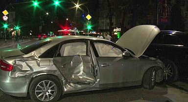 Kadıköy'de aşırı hız yapan araç park halindeki araçlara çarptı: 2 yaralı