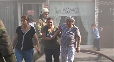 Kağıthane'de yangını söndürmeye çalışan itfaiyecilere bahçe hortumuyla destek