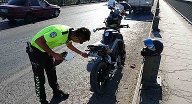 Kamyonete arkadan çarpan motosiklet sürücüsüne katlanır plaka cezası