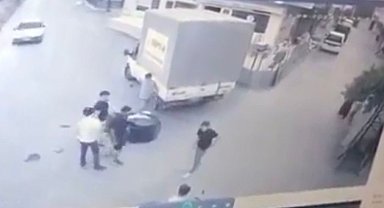 Kamyonete çarpan motosikletli ve arkadaşı böyle savruldu
