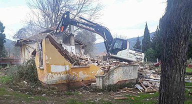 Karacabey'de metruk binalar bir bir yıkılıyor