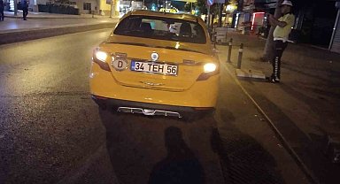 Kartal'da ticari taksi ile motosikletin çarpıştığı kaza kamerada: 2 ağır yaralı