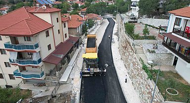 Kavaklıdere'de sıcak asfalt çalışmaları devam ediyor