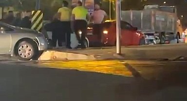 Kaza yaptılar, su taşkınları nedeniyle geç gelen ambulansa sinirlenip polise saldırdılar