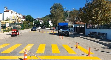 Kemer'de okul yollarındaki yaya geçitleri boyanıyor