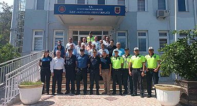 Kemer'de örnek taksi ve toplu taşıma sürücülerine plaket ile hediye verildi
