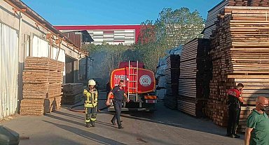 Kereste fabrikasının yanında çıkan yangın korkuttu