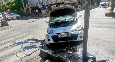 Kırmızı ışık ihlali yapan sürücü otomobiliyle kaldırıma çıktı