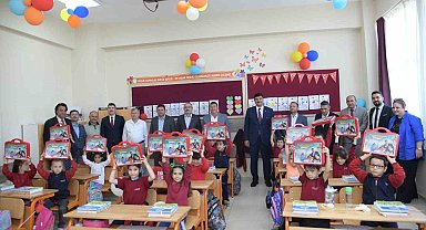 Kırtasiye setleri yine Başkan Oğuz'dan