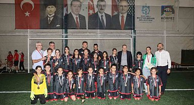 Kızlar kozlarını sahada paylaştı