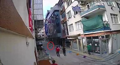 Kocaeli'de 7. kattan düşen genç öldü, o anlar kameraya yansıdı