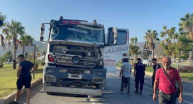 Kontrolden çıkan beton mikseri, önüne geleni yıkıp geçti