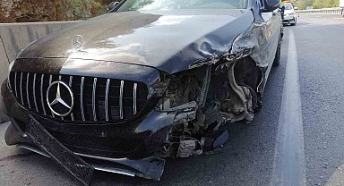 Kontrolden çıkan lüks otomobil bariyerlere çarptı: 2 yaralı