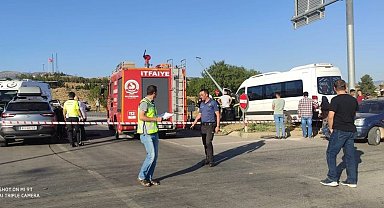 Kontrolden çıkan okul servisi, iki araca çarptı: 7'si öğrenci 8 yaralı