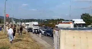 Kontrolden çıkan tır yan yattı