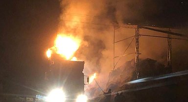 Konya'da çiftlikte bulunan yaklaşık 10 bin saman balyası alevlere teslim oldu