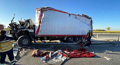 Konya'da kamyon bariyerlere çarptı: 1 ölü, 1 yaralı