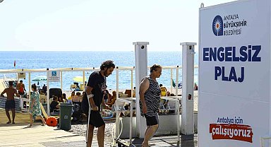 Konyaaltı Sahilindeki Engelsiz Plaj, turistlerin de gözdesi