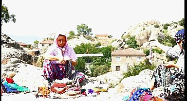 Köylü kadınlar, hem rehberlik hem de ticaret yapıyorlar