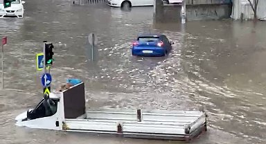 Küçükçekmece ve Başakşehir'de araçlar suya gömüldü